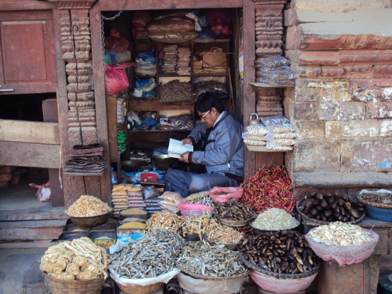 Hal- és fűszerárus a katmandui Durbar téren.